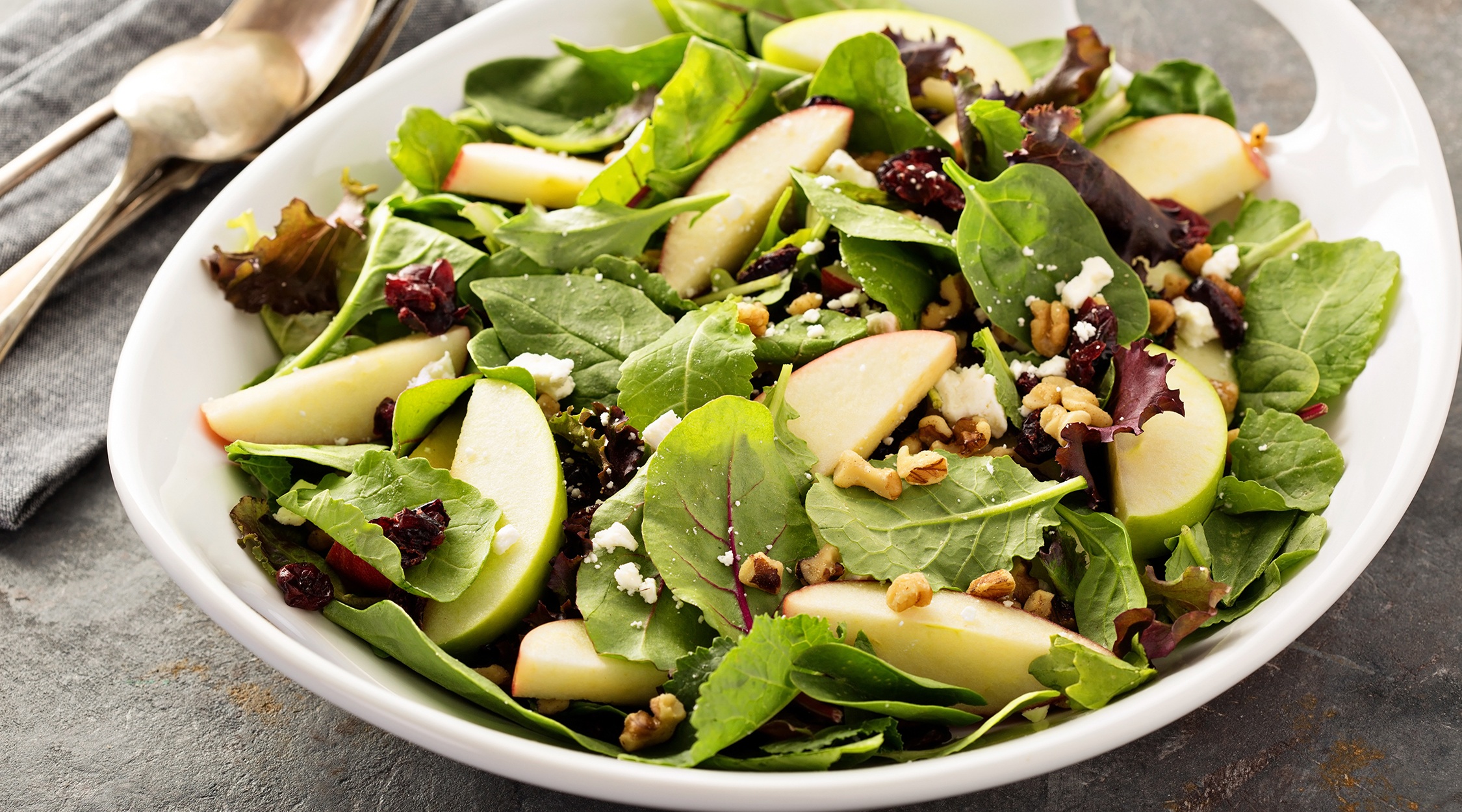 Insalata-di-spinaci-e-mele-2250x1250-compressed